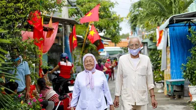 Niềm hạnh phúc của cặp vợ chồng 82 tuổi dắt tay nhau đi bầu cử