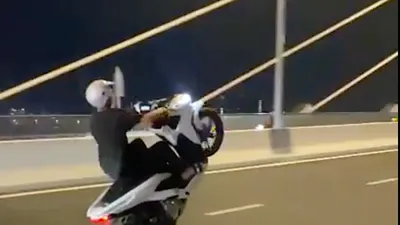 Tiktoker biểu diễn "bốc đầu" trên cầu Thủ Thiêm 2. Ảnh: TƯ