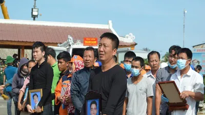 Nghẹn ngào đón thi thể 7 thuyền viên tàu Hải Thành 26