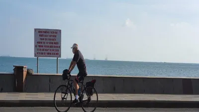 Bà Rịa-Vũng Tàu: Hàng quán bán bình thường, vẫn cấm tắm biển