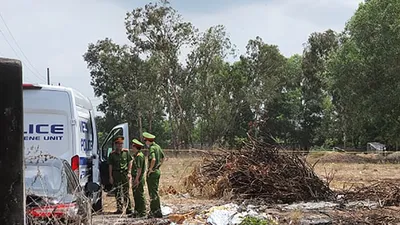 Công an đưa nghi can đến hiện trường để thực nghiệm hiện trường. Ảnh: K.LY