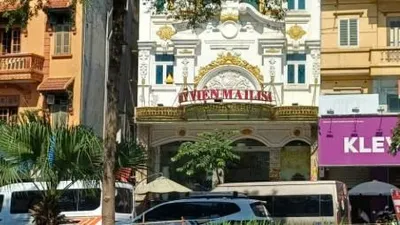 Video: Cảnh sát huy động xe tải đến chở tài liệu tại thẩm mỹ viện Mailisa Hà Nội