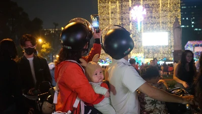 Người dân TP.HCM háo hức xuống phố, hòa mình vào không khí mừng Giáng sinh