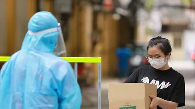 Ngày đầu đi chợ hộ: Siêu thị sẵn sàng nhưng còn gặp khó