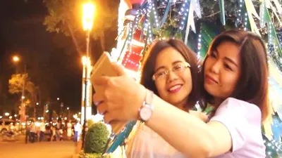 Clip người Sài Gòn xuống phố chơi Noel sớm