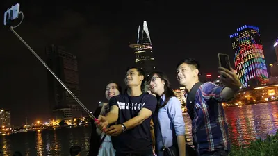 Hàng ngàn người tập trung bên sông Sài Gòn xem bắn pháo hoa 