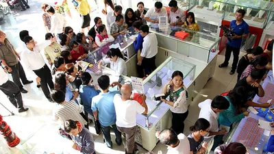 Người dân đổ xô đi mua vàng ngày thần tài