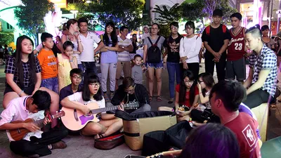 Nhóm nhạc đường phố làm nóng đường Nguyễn Huệ sau tết