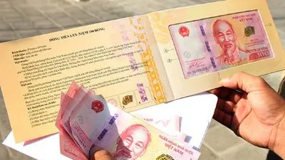 TP.HCM: Người dân xếp hàng cả tiếng chờ mua tiền lưu niệm