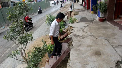 Nhà dân nổi cao hơn mặt đường cả mét ở Sài Gòn