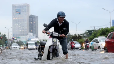 Mưa kết hợp triều cường nhấn chìm đường Nguyễn Hữu Cảnh