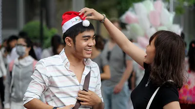 Người dân TP.HCM tấp nập xuống phố chơi Noel sớm
