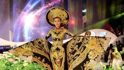 100 người mẫu thướt tha với áo dài trên phố Nguyễn Huệ