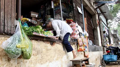 Dân quận 1 khốn khổ leo vào nhà khi bậc tam cấp bị phá