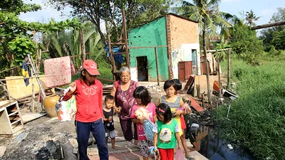 Chùm ảnh: Gia đình 17 người chuyển đến nhà mới