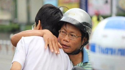 Bố mẹ đến trường cùng con 'vượt cấp' thi 