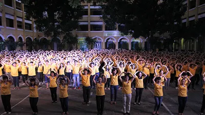 Thầy trò THPT Trưng Vương đồng diễn “Chúc mừng tuổi 18”