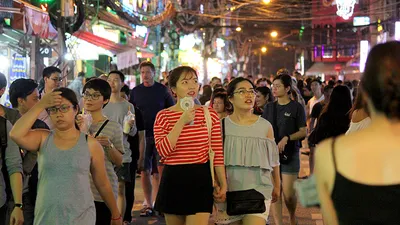 Cuối tuần thoải mái dạo bộ ở phố Tây Bùi Viện