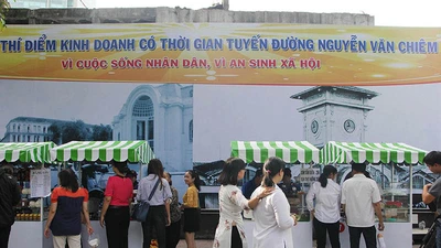 Phố hàng rong đầu tiên ở TP.HCM sau 1 tuần thí điểm