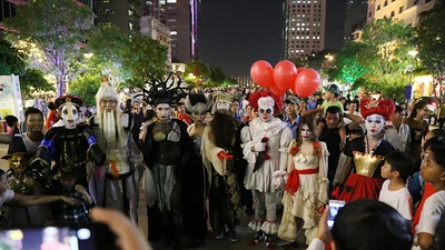 'Đội quân ma' đổ bộ phố Nguyễn Huệ 