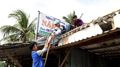 Dân Cà Mau hối hả chằng chống nhà trước khi bão vào
