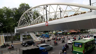 Cận cảnh cầu bộ hành hơn 11 tỉ đồng giữa lòng TP.HCM