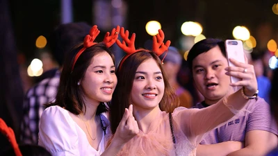 Hàng ngàn người đổ về trung tâm TP.HCM đón Giáng sinh