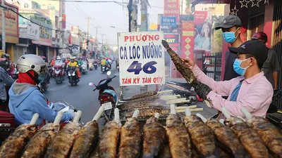 Nướng hơn 2.000 con cá lóc bán ngày vía Thần Tài ở Sài Gòn