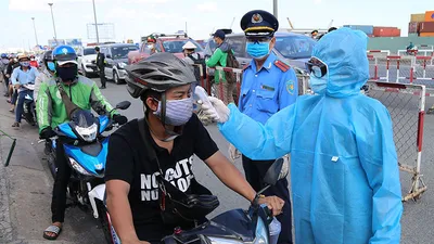 Chùm ảnh: Đội nắng kiểm tra y tế các phương tiện vào TP.HCM