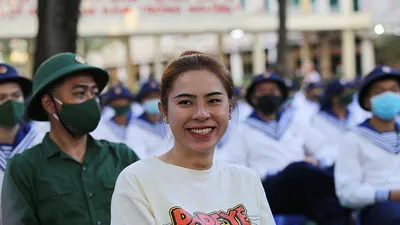 Nữ tân binh TP.HCM cười tươi khi lên đường nhập ngũ