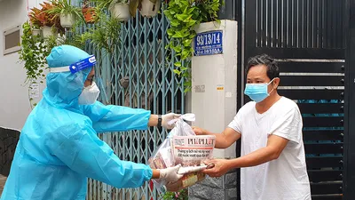 TP.HCM: Dân vui mừng khi vừa có thực phẩm, vừa có báo đọc miễn phí
