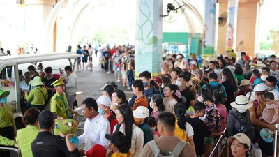 Hàng ngàn người đổ về khu vui chơi ở TP.HCM dịp lễ 2-9