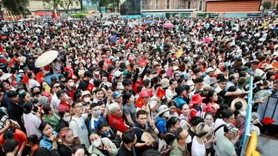 Hàng ngàn người đổ về trung tâm TP.HCM xem sơ duyệt diễu binh lễ 30-4