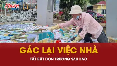 Đắk Lắk: Giáo viên gác việc nhà, tất bật dọn bùn trường học sau bão