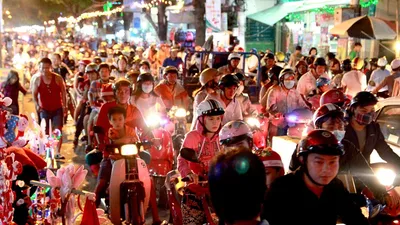 Đông nghẹt người xuống phố chơi Noel sớm
