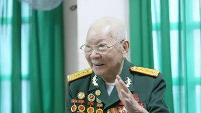 Đại tá Trần Thế Đề kể về trận đánh đồi A1. Ảnh: HOÀNG GIANG