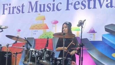 Học sinh trường chuyên cháy hết mình trong lễ hội âm nhạc 