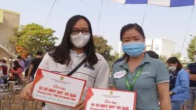 Công nhân vui mừng nhận vé máy bay miễn phí về quê ăn Tết