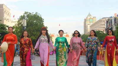 'Tung bay, tà áo tung bay...' vào sáng nay ở phố đi bộ Nguyễn Huệ