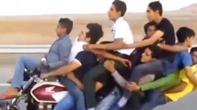 Clip hoảng hồn 11 thanh niên trên một chiếc xe máy