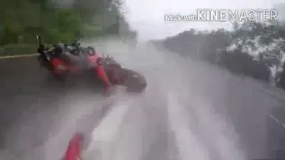 Clip chàng trai ôm chặt cô gái khi bị ngã môtô hot nhất trong tuần