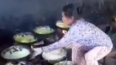 Đổ bánh xèo điêu luyện phục vụ miễn phí ở chùa bánh xèo