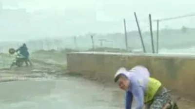 Kinh hoàng cơn lốc cao 100 m xuất hiện trong cơn bão Mujigae