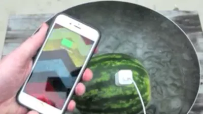 Clip: Sạc pin cho iPhone bằng... dưa hấu 