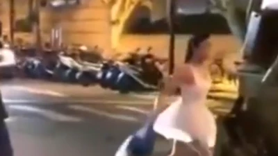 Clip: Cô gái vừa đổ rác vừa múa ba lê