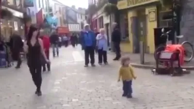 Bé gái bắt chước điệu nhảy nghệ sĩ đường phố 