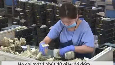 Nữ nhân viên đếm tiền nhanh như máy ở Trung Quốc