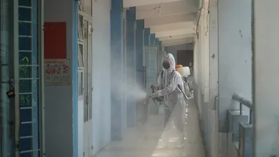 Chùm ảnh: Khử khuẩn lớp học đón học sinh trở lại trường