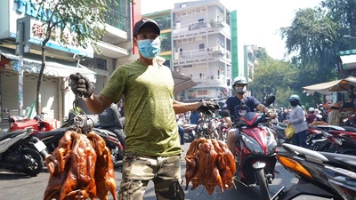 Ảnh: Xếp hàng dài mua heo quay ngày vía thần tài