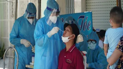 Cận cảnh lấy mẫu 300 người nơi con trai ca mắc COVID-19 sống